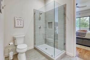 Baignoire, sèche-cheveux, shampoing