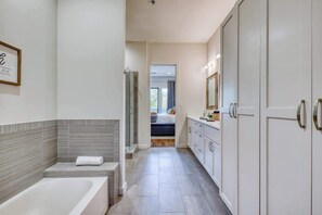 Baignoire, sèche-cheveux, shampoing