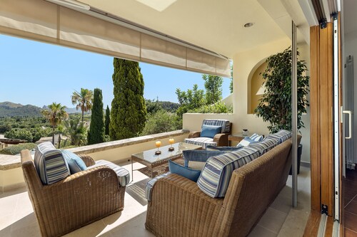 Townhouse with pool and mountain views, just 5 minutes from Pollensa downtown 