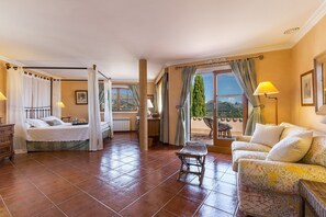 4 bedrooms, in-room safe, iron/ironing board, free WiFi