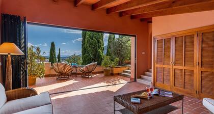Townhouse with pool and mountain views, just 5 minutes from Pollensa downtown