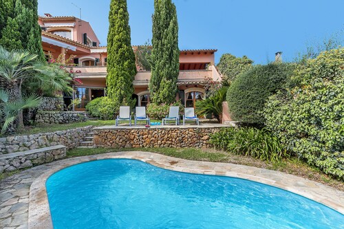 Townhouse with pool and mountain views, just 5 minutes from Pollensa downtown 