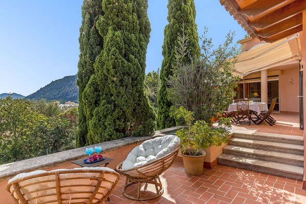 Outdoor dining - Townhouse with pool and mountain views, just 5 minutes from Pollensa downtown  (Pollensa)