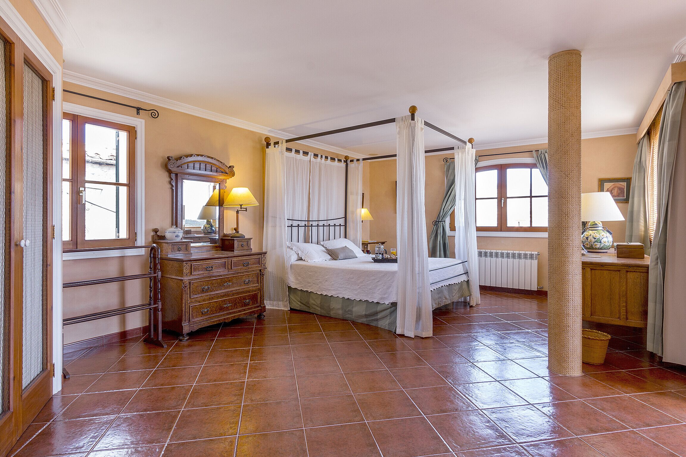 4 slaapkamers, een kluis op de kamer, een strijkplank/strijkijzer