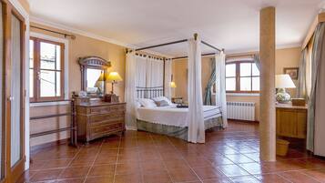 4 slaapkamers, een kluis op de kamer, een strijkplank/strijkijzer