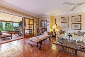 TV, fireplace, DVD player - Townhouse with pool and mountain views, just 5 minutes from Pollensa downtown  (Pollensa)
