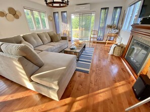 Smart-TV, peis, bøker og musikkbibliotek