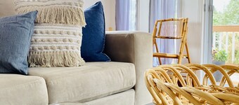 Lakehouse w/ stunning views and a swimming pool‼️