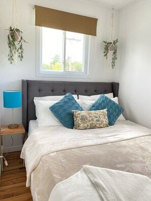 2 soverom, skrivebord, strykejern/-brett og wi-fi (inkludert)