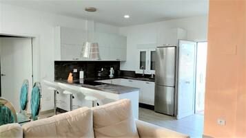 Een televisie, een open haard en videogames