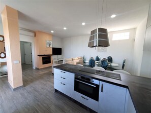 Kühlschrank, Mikrowelle, Ofen, Geschirrspüler