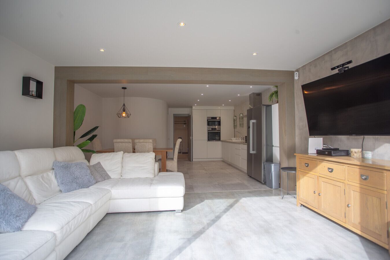 Een televisie, videogames en een dvd-speler