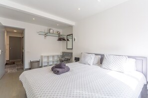 Iron/ironing board, internet, bed sheets