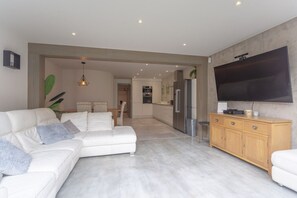 Una televisión, videojuegos, un reproductor de DVD