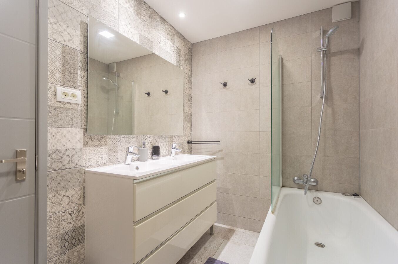 Bathtub, hair dryer, towels