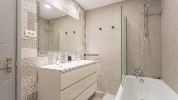 Bathtub, hair dryer, towels