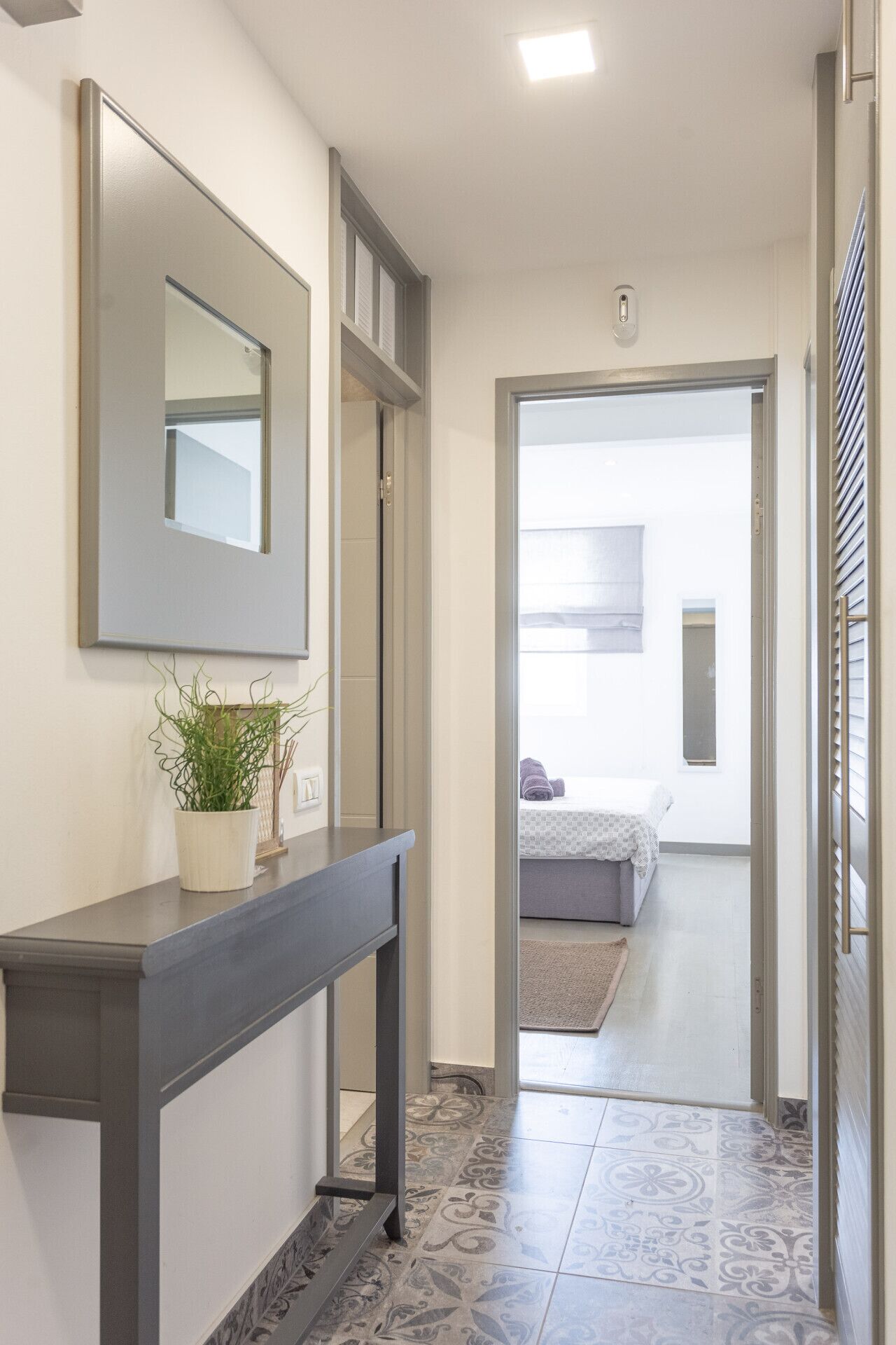 Iron/ironing board, internet, bed sheets