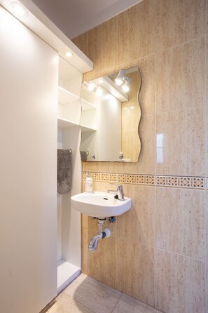 Baignoire, sèche-cheveux, serviettes fournies