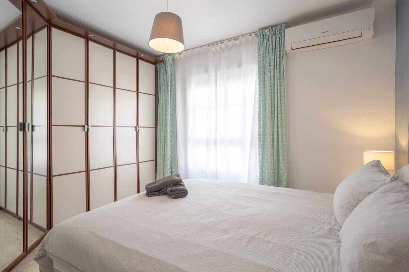 2 chambres, bureau, fer et planche à repasser, lit parapluie