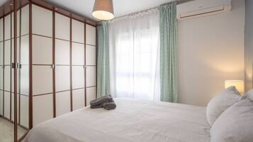 2 slaapkamers, een bureau, een strijkplank/strijkijzer, reisbedje