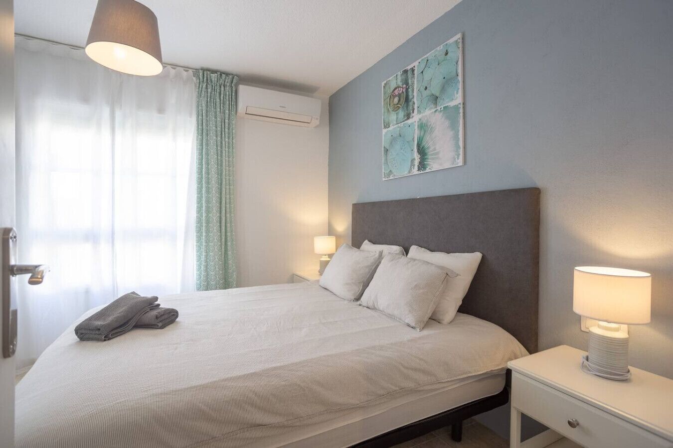 2 habitaciones, escritorio y tabla de planchar con plancha 