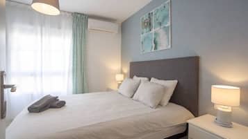 2 habitaciones, escritorio y tabla de planchar con plancha