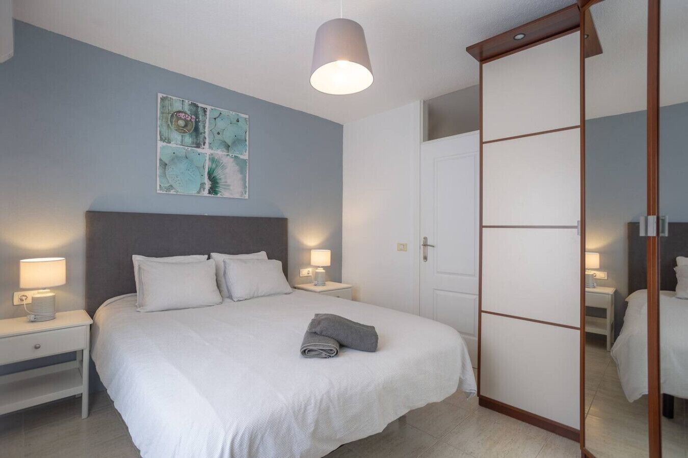 2 habitaciones, escritorio y tabla de planchar con plancha 