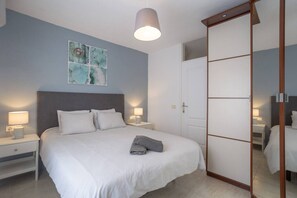 2 chambres, bureau, fer et planche à repasser, lit parapluie