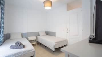 2 slaapkamers, een bureau, een strijkplank/strijkijzer, reisbedje