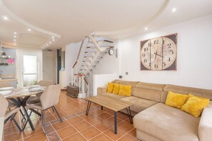 TV, video games, DVD player, stereo - Aqua Vista 2 bed Penthouse with great views (Callao Salvaje)