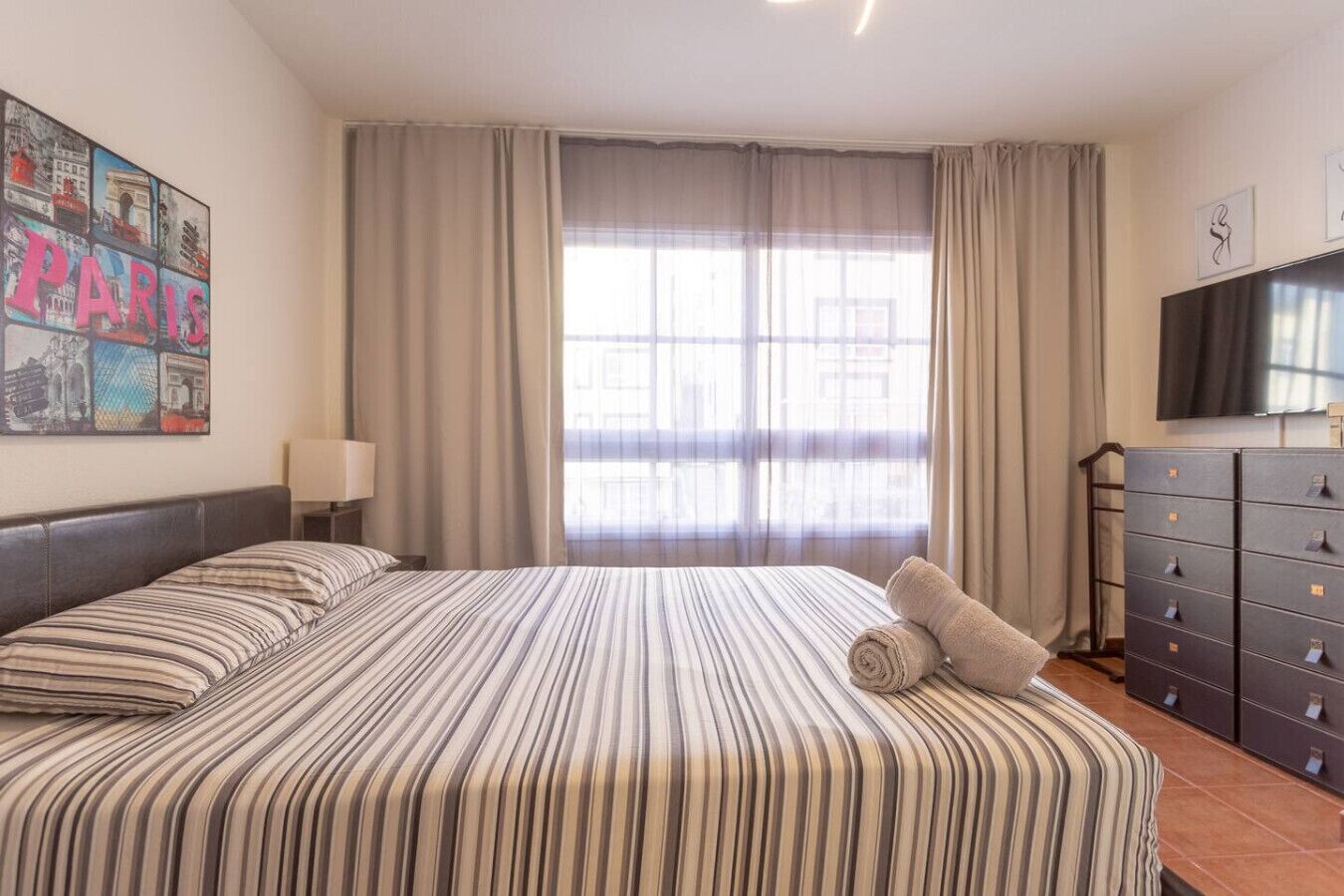 2 dormitorios, escritorio, tabla de planchar con plancha y cuna de viaje