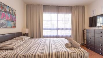 2 dormitorios, escritorio, tabla de planchar con plancha y cuna de viaje