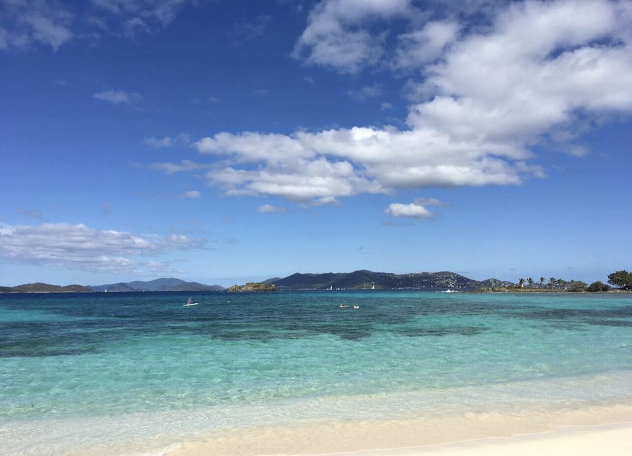 على الشاطئ، كراسي للتشمس، مناشف للشاطئ