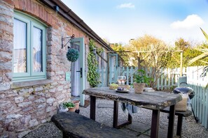 Outdoor dining - Rose Cottage in Marldon, Paignton, Devon (Paignton)