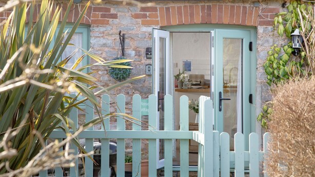 A rustic cottage with a stone wall, a wooden gate, and a small garden. - Rose Cottage in Marldon, Paignton, Devon (Paignton)