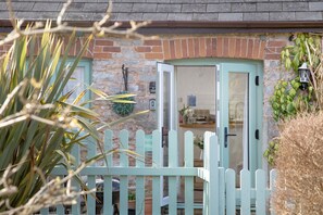 A rustic cottage with a stone wall, a wooden gate, and a small garden. - Rose Cottage in Marldon, Paignton, Devon (Paignton)