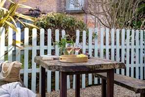 Outdoor dining - Rose Cottage in Marldon, Paignton, Devon (Paignton)