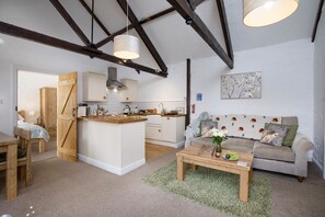 Smart TV, DVD player - Daisy Cottage - Sleeps 4 guests in 2 bedrooms (Paignton)