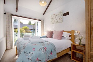 2 bedrooms, iron/ironing board, travel crib, free WiFi - Daisy Cottage - Sleeps 4 guests in 2 bedrooms (Paignton)