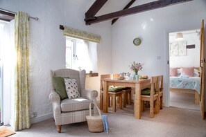 Dining - Daisy Cottage - Sleeps 4 guests in 2 bedrooms (Paignton)