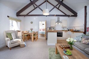 Smart TV, DVD player - Daisy Cottage - Sleeps 4 guests in 2 bedrooms (Paignton)