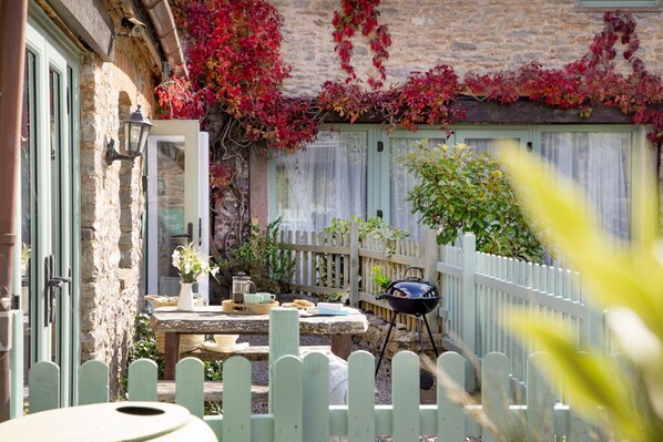 Outdoor dining - Daisy Cottage - Sleeps 4 guests in 2 bedrooms (Paignton)