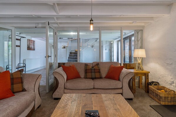 Een smart-tv, een open haard en een dvd-speler