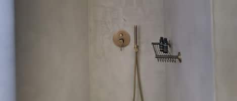 Duschwanne, Haartrockner, Bademäntel, Handtücher