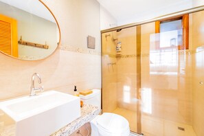 Departamento | Baño | Regadera, toallas, papel de baño 