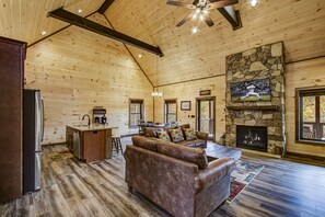 Smart TV, caminetto, videogiochi