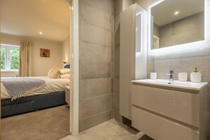 4 chambres, fer et planche à repasser, lit de bébé portatif