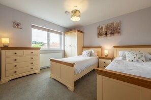 4 bedrooms, iron/ironing board, Internet, bed sheets