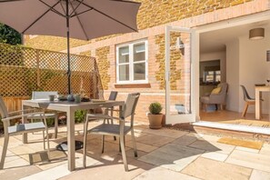 Outdoor dining - River Cottage, Heacham, Norfolk (Heacham)