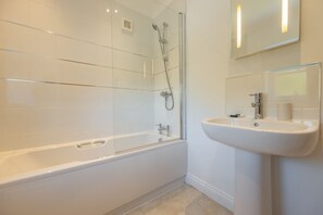 Ensemble douche/baignoire, sĂšche-cheveux, serviettes fournies